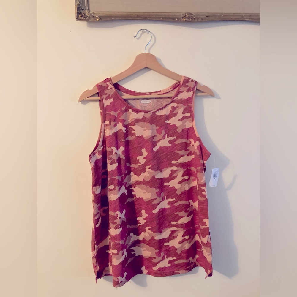 NWTS Old Navy Red and Pink Camo Print Sleeveless Top Women’s Medium 100% Cotton